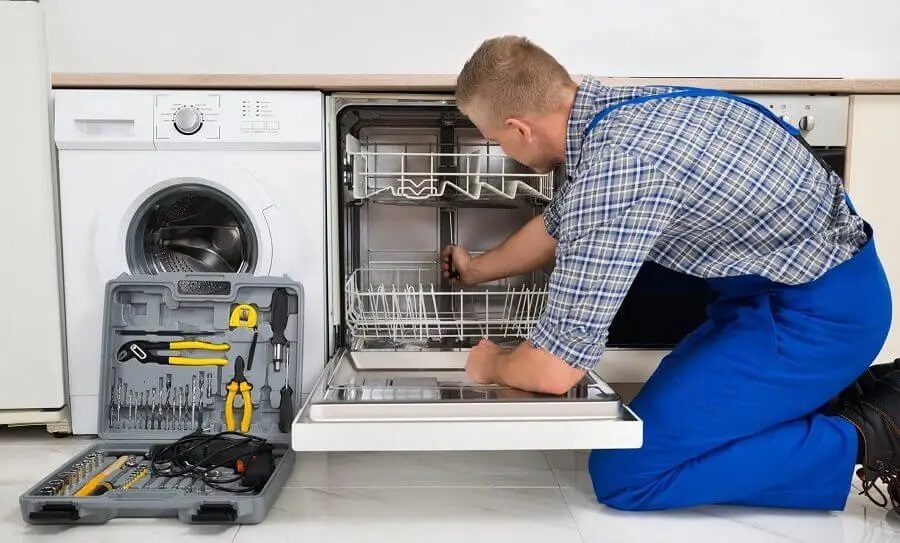 Hendek Midea servisi teknisyen ekibi beyaz eşya tamiri yaparken